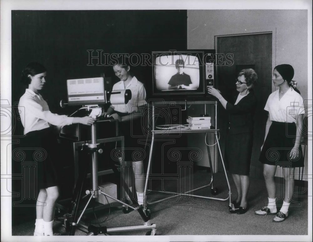 Press Photo Marie Smith with Cynthia Leonard, Denise Dominio Magnificat High
