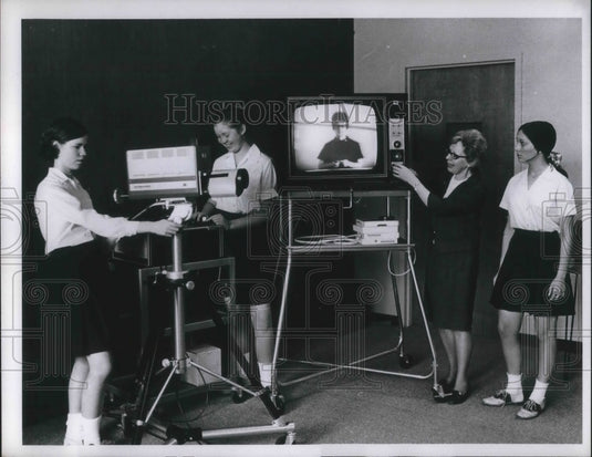 Press Photo Marie Smith with Cynthia Leonard, Denise Dominio Magnificat High