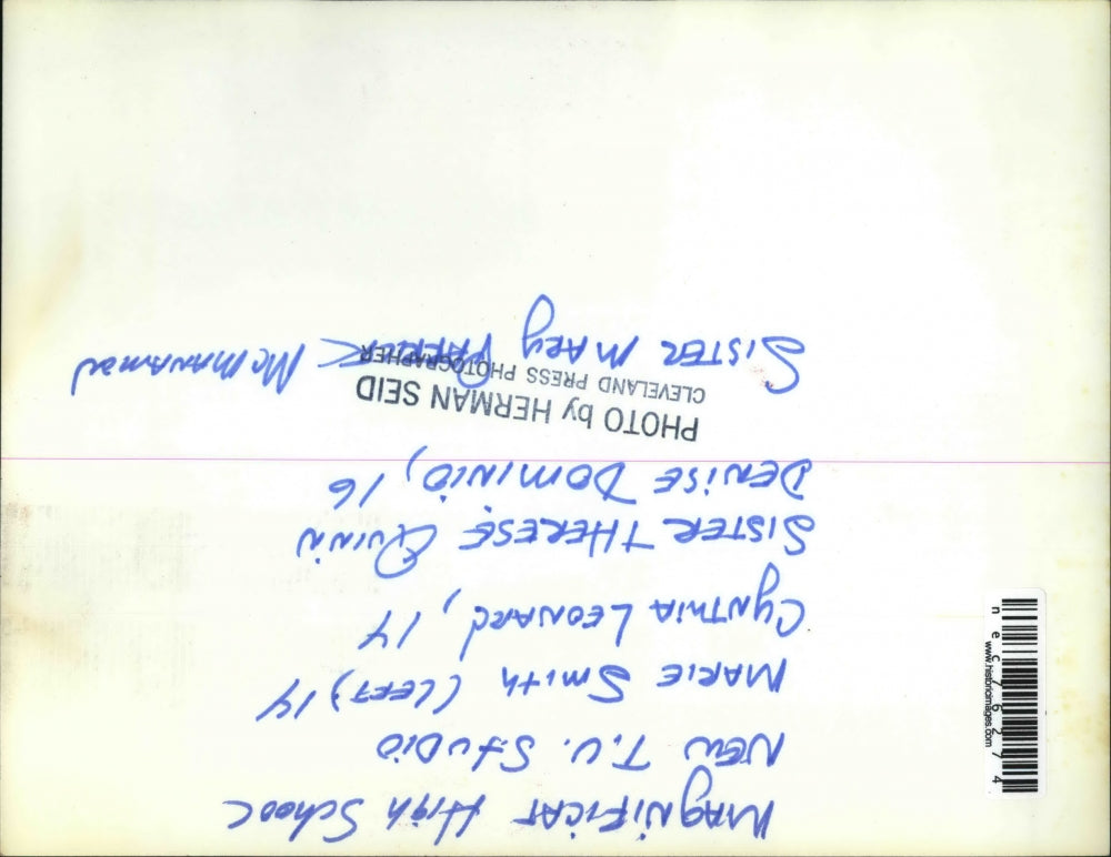 Press Photo Marie Smith with Cynthia Leonard, Denise Dominio Magnificat High