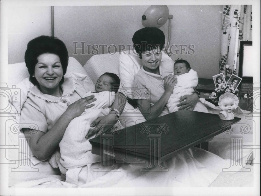 Press Photo Mrs. Kucinic and Mrs. Kurnot with their new born babies