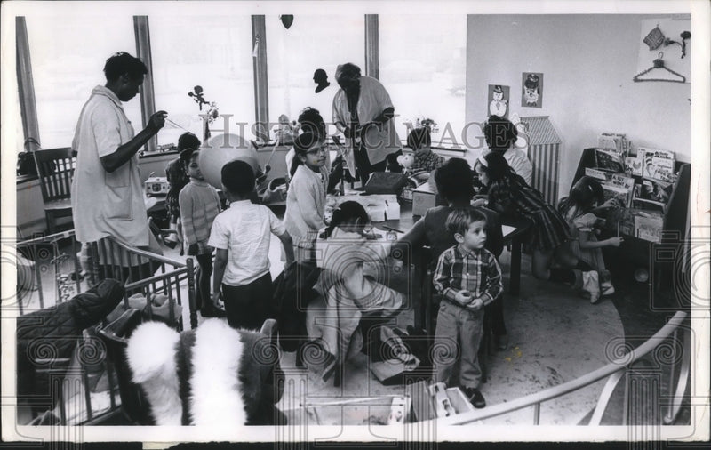 Load image into Gallery viewer, 1969 Press Photo People at the Norwood Family Health center
