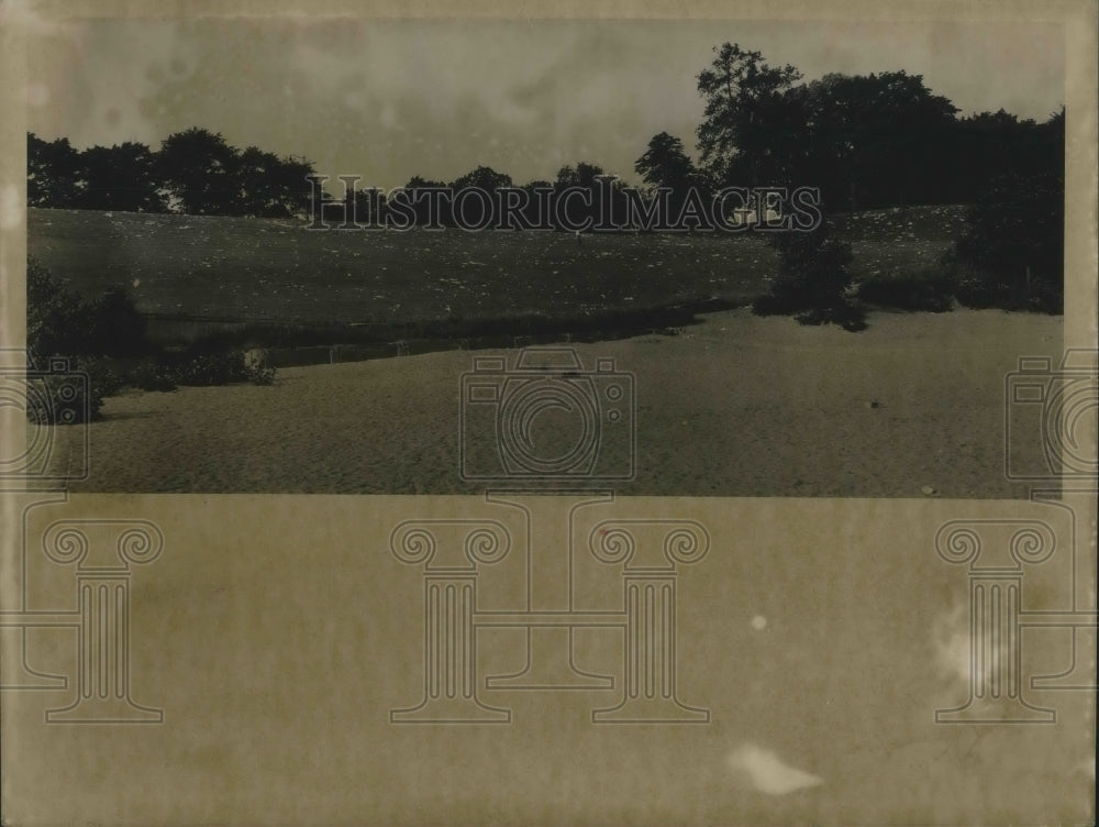 1958 Press Photo Litter at edgewater Park in Cleveland, Ohio