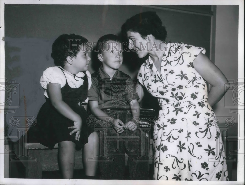 1955 Press Photo Hermine Mekertichian, teacher from Iran & US students