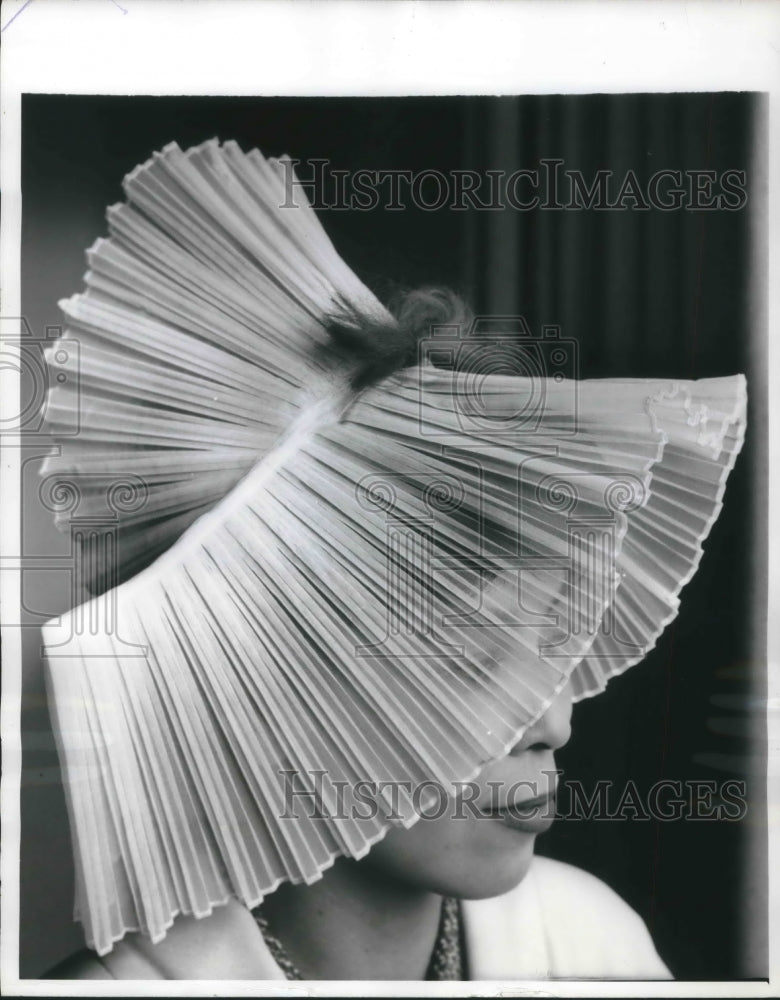 1960 Press Photo Sunbonnet of pleated white organdy by designer Fumi Hayashi- Historic Images