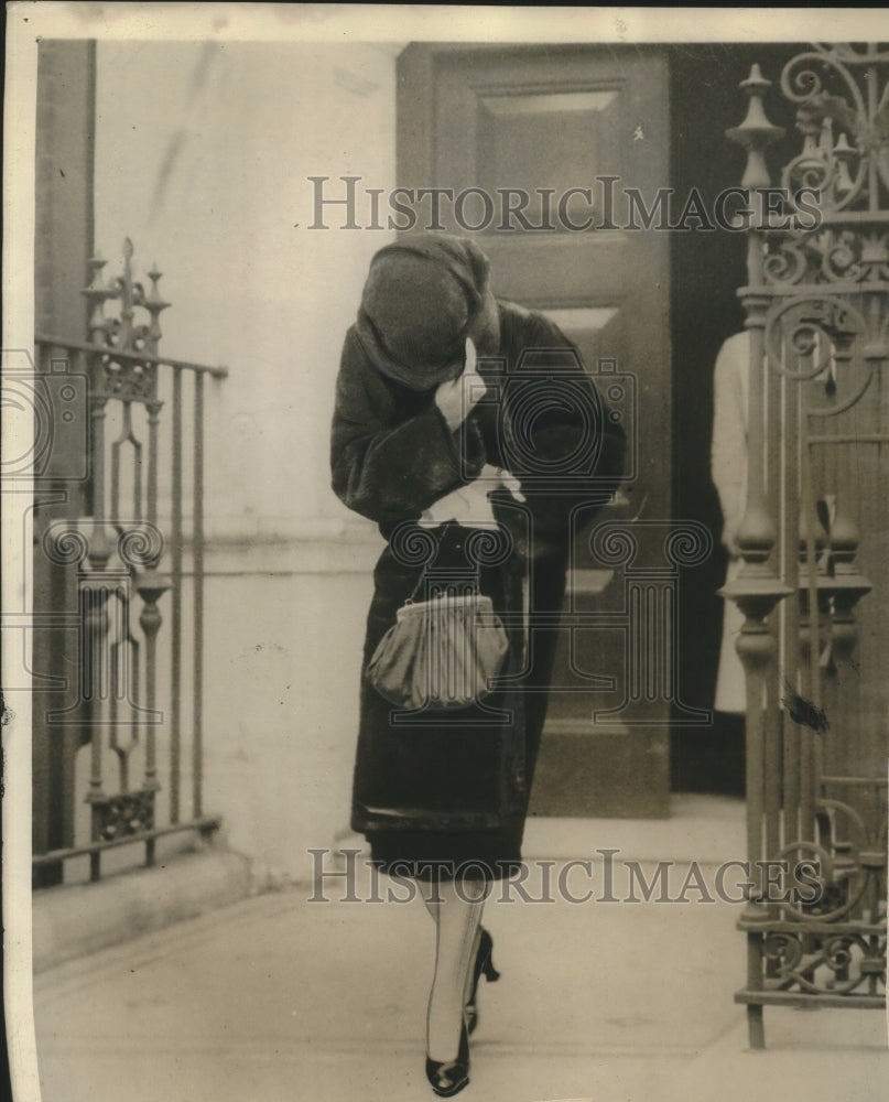 1925 Press Photo Dorothy Dennistoun Leaves Her Home Heading For Court