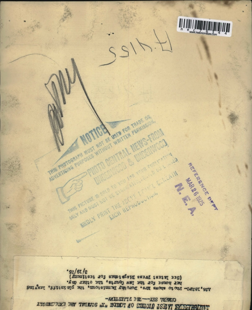 1925 Press Photo Dorothy Dennistoun Leaves Her Home Heading For Court