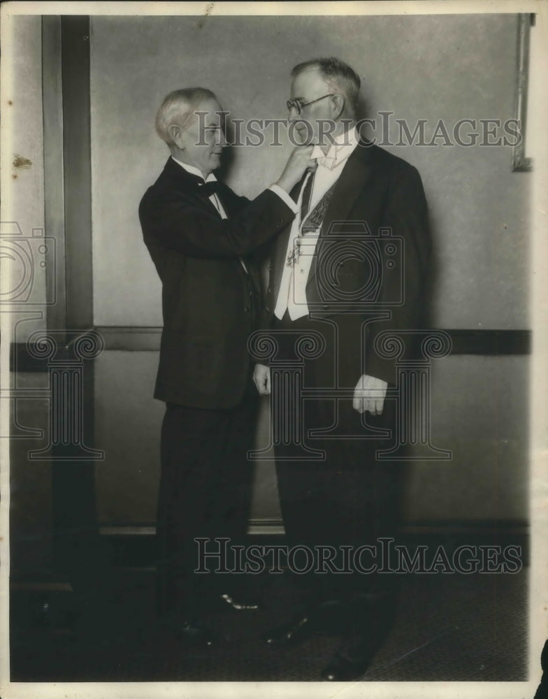 Load image into Gallery viewer, 1928 Press Photo Norway King Kaakon honors Porfessior James Hanson
