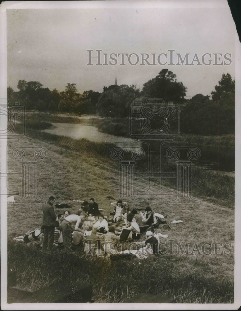 1931 Press Photo August-Bank Ouse at Houghton Picnic