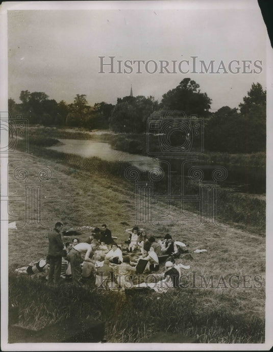 1931 Press Photo August-Bank Ouse at Houghton Picnic