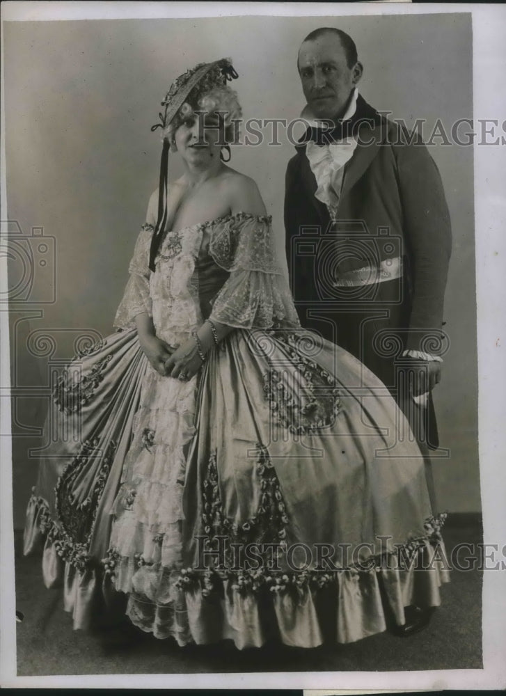 1929 Press Photo Mr. Bertram Shite and Lady in Costumes Watteua Period Royal
