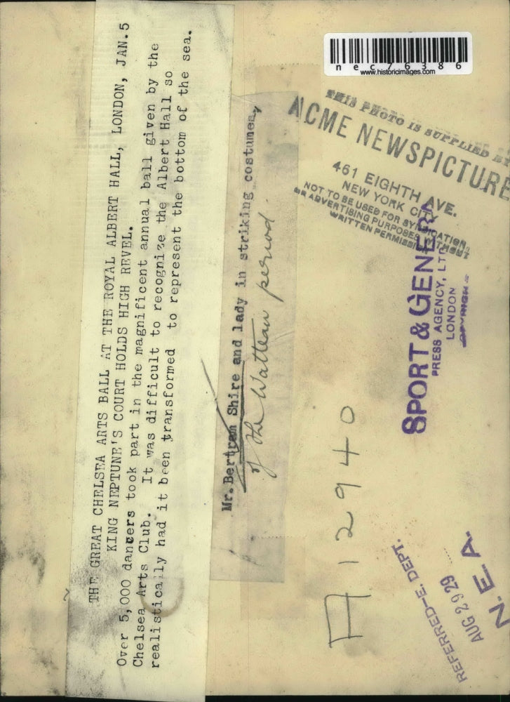 1929 Press Photo Mr. Bertram Shite and Lady in Costumes Watteua Period Royal