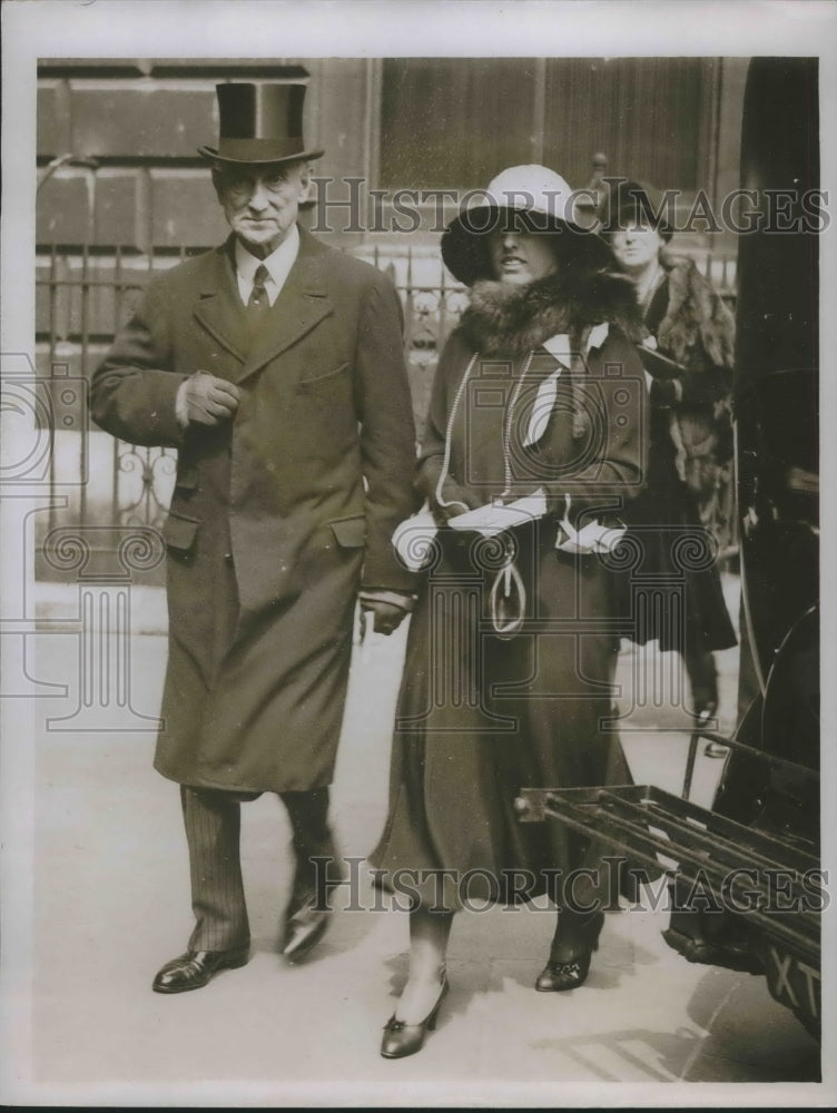 Load image into Gallery viewer, 1931 Press Photo Lord Reading leaving Burlington House Royal Academy
