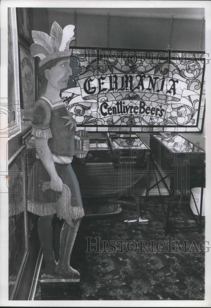 1971 Press Photo Terry Kovel Breakfast Room Indian Cut Out On Guard