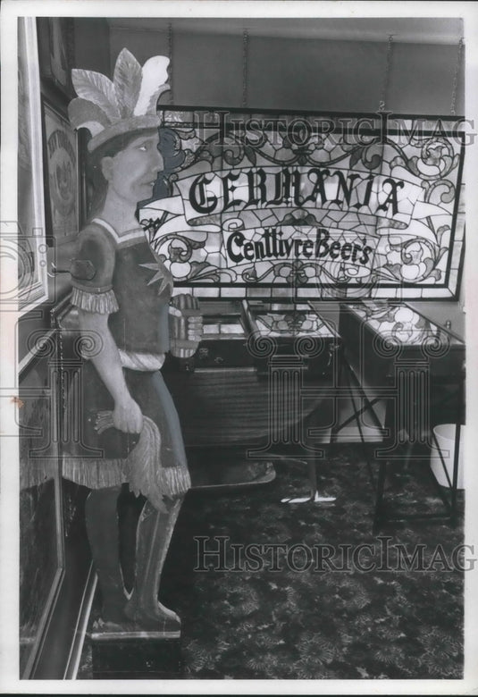 1971 Press Photo Terry Kovel Breakfast Room Indian Cut Out On Guard