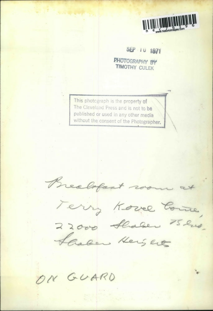 1971 Press Photo Terry Kovel Breakfast Room Indian Cut Out On Guard