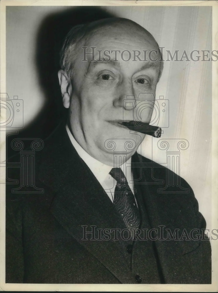 1940 Press Photo Charles V. Ryclilek Enjoying A Cigar