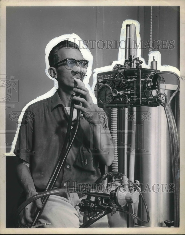 Load image into Gallery viewer, Press Photo TB respiratory treatment assoc. man &amp; breathing apparatus
