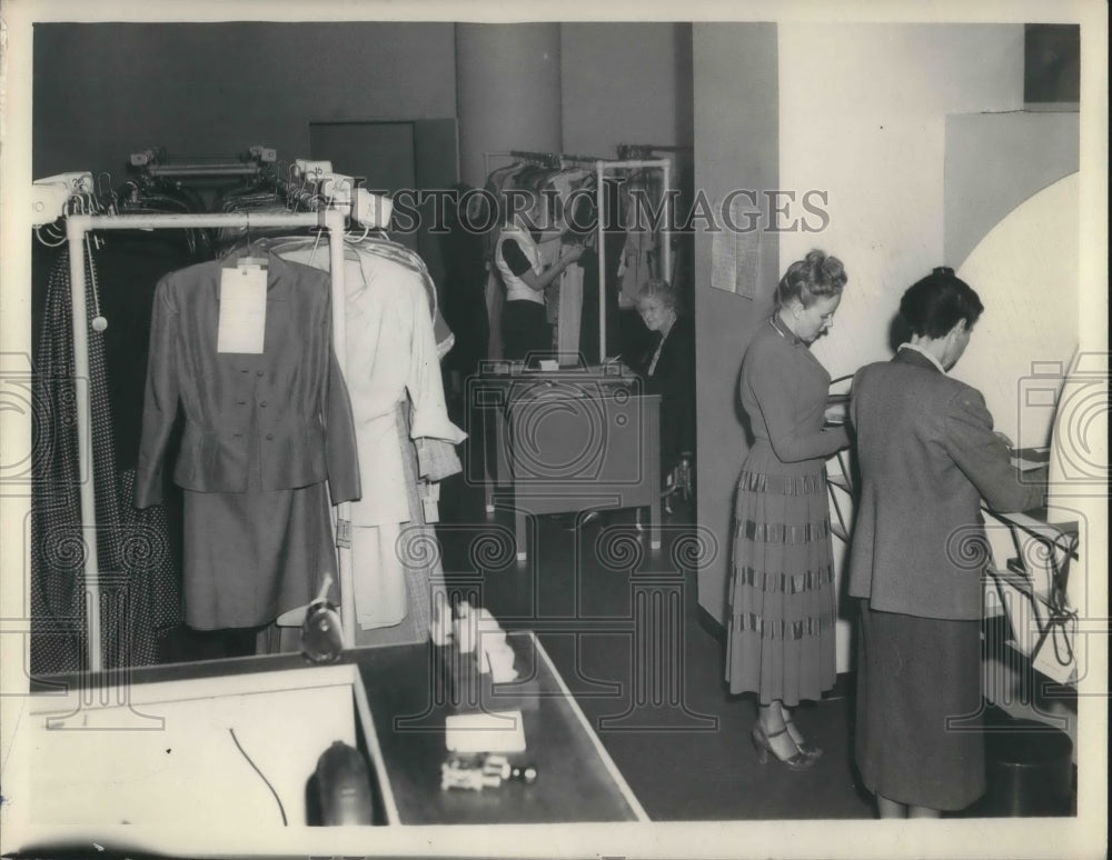 1949 Press Photo Stock room Employee Telephones Halle bros.