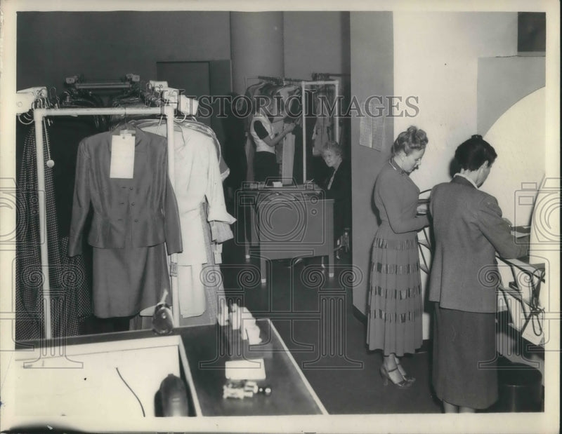 Load image into Gallery viewer, 1949 Press Photo Stock room Employee Telephones Halle bros.
