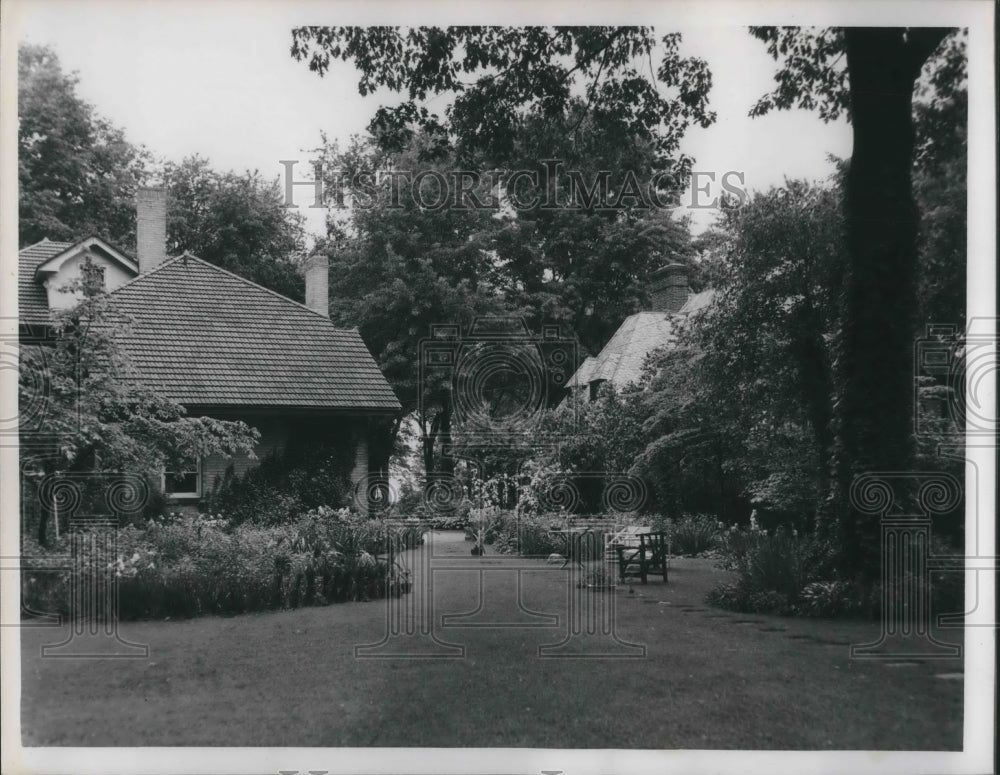 1951 Press Photo Garden of Mrs. L.A. Lux 17827 Lake