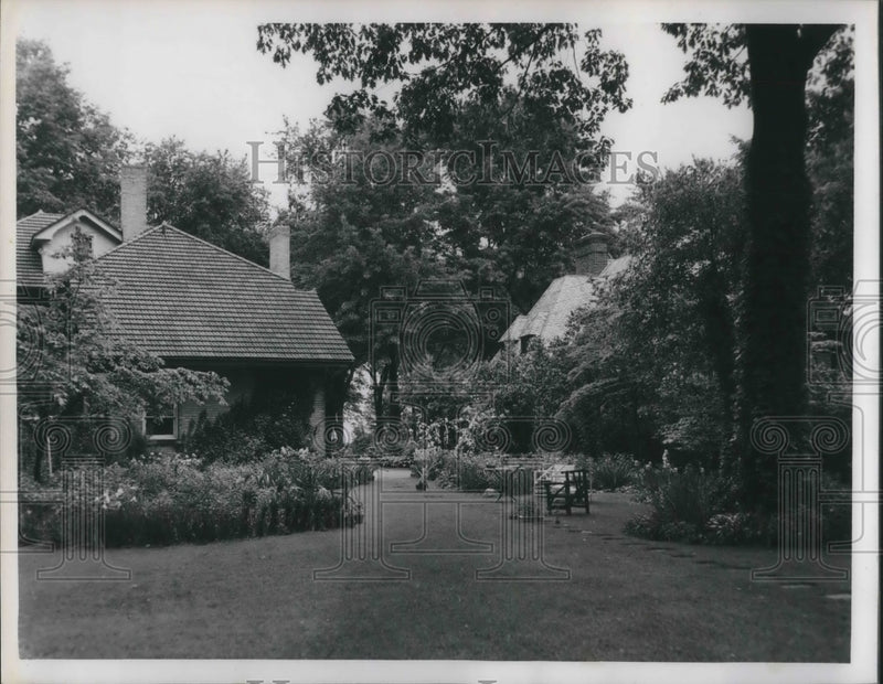 Load image into Gallery viewer, 1951 Press Photo Garden of Mrs. L.A. Lux 17827 Lake
