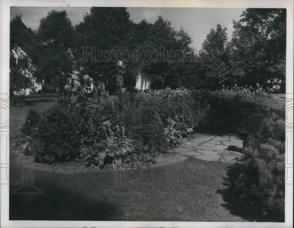 1951 Press Photo Six Acre Estate Mr. and Mrs. J.J. Whelan Berea Metropiltan Park- Historic Images