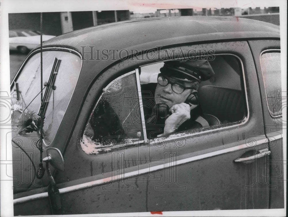 Press Photo Cleveland police Capt Robert Mann in his auto