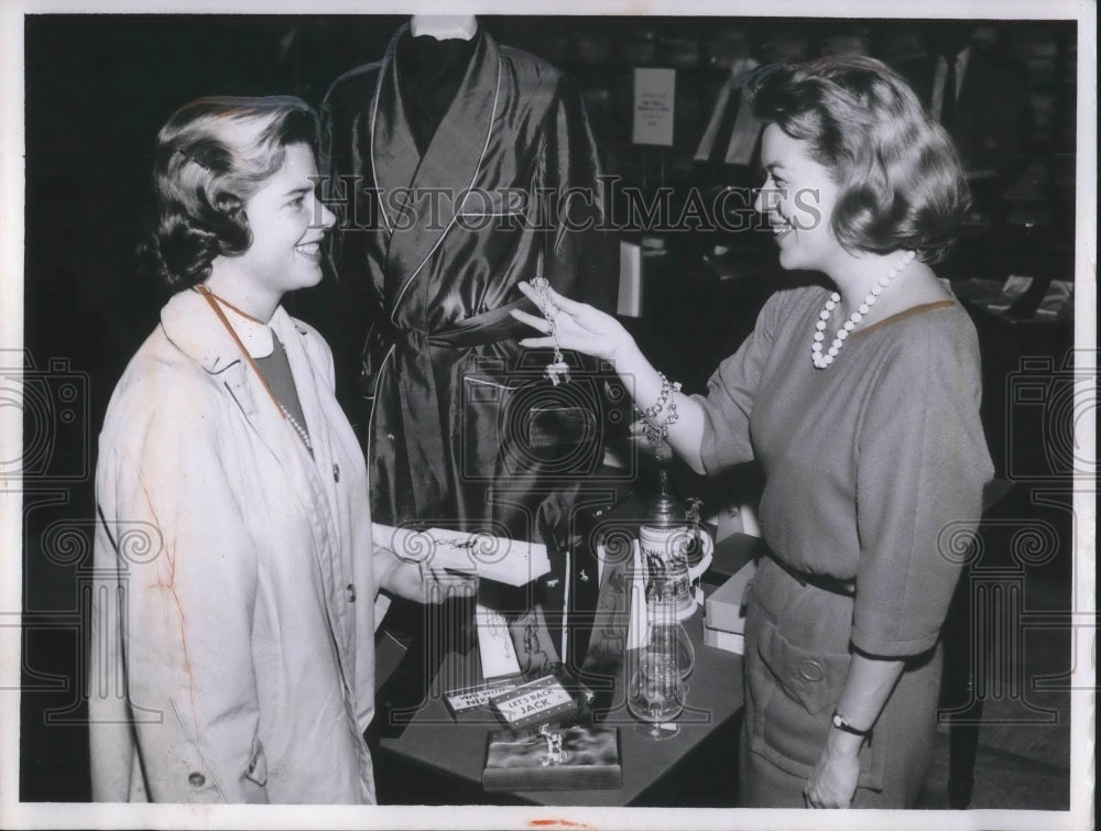 1960 Press Photo Mrs Richard Diefenbach, Mrs Pat Black at a Cleveland shop