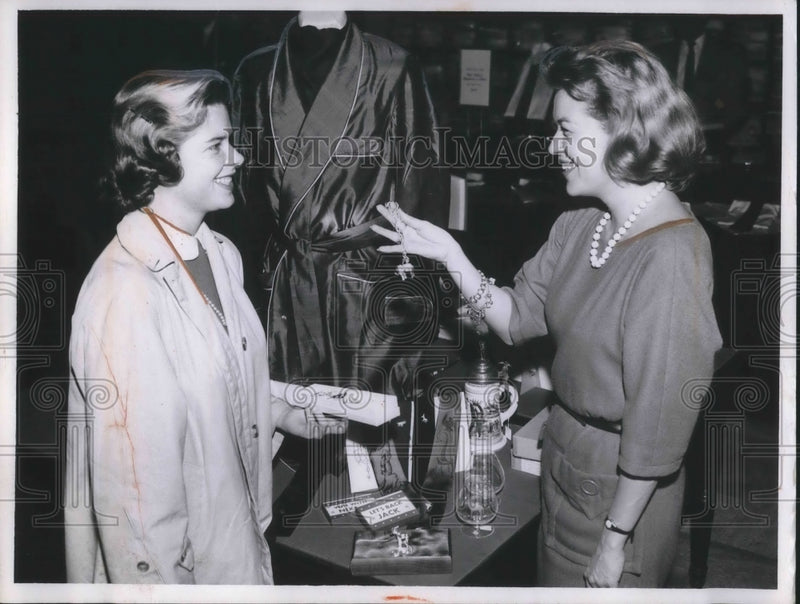 Load image into Gallery viewer, 1960 Press Photo Mrs Richard Diefenbach, Mrs Pat Black at a Cleveland shop
