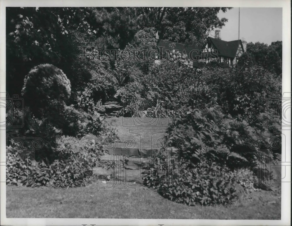 1951 Press Photo Home & garden of EJ Kulas in Gates Mills, Cleveland Ohio