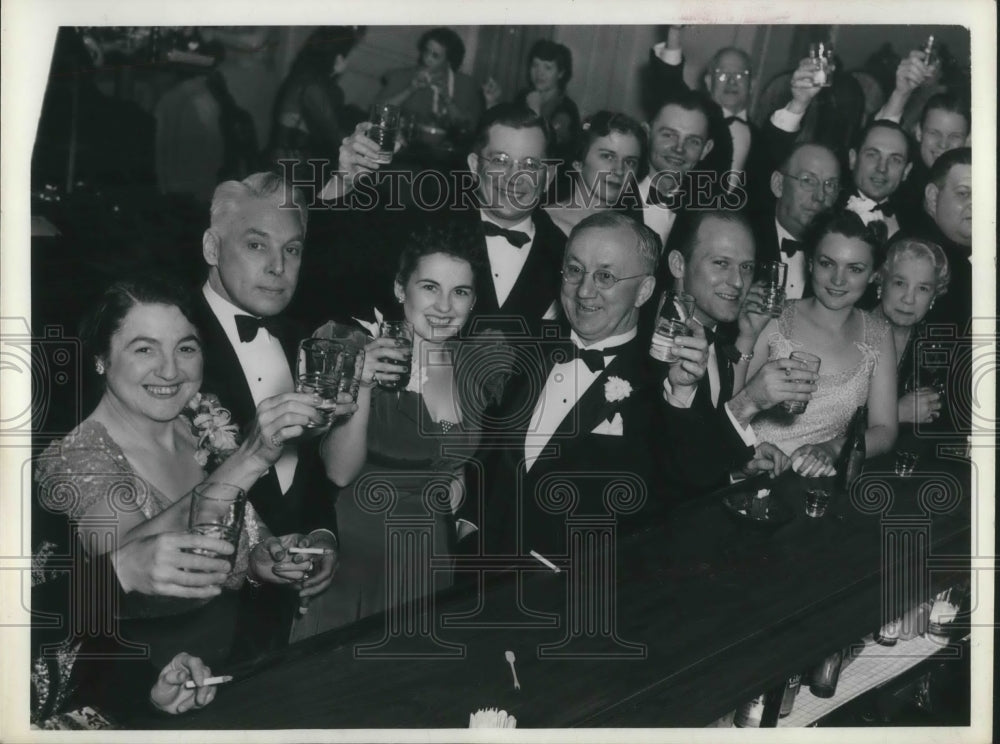 1941 Press Photo CAC Bar patrons enjoy a drink in Cleveland Ohio- Historic Images