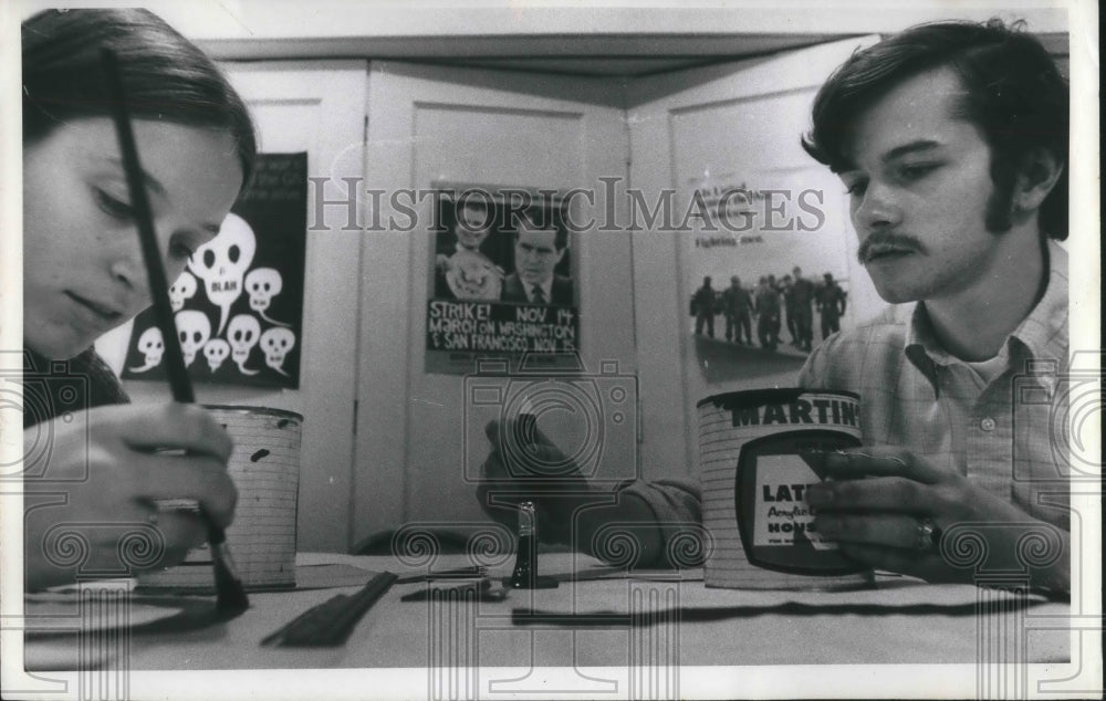 1969 Press Photo Carolyn Gould &amp; Bob Subwick paining a banner- Historic Images