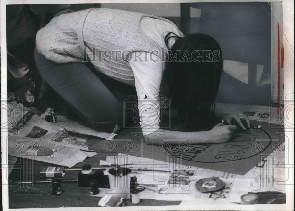 1969 Press Photo Mary Ann Malina making poster