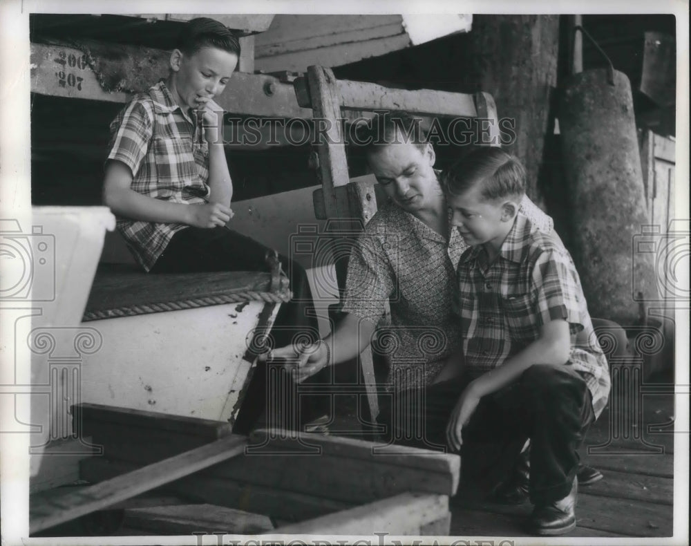 1950 Press Photo Aircraft Worker Charlie Hunner and boys- Historic Images