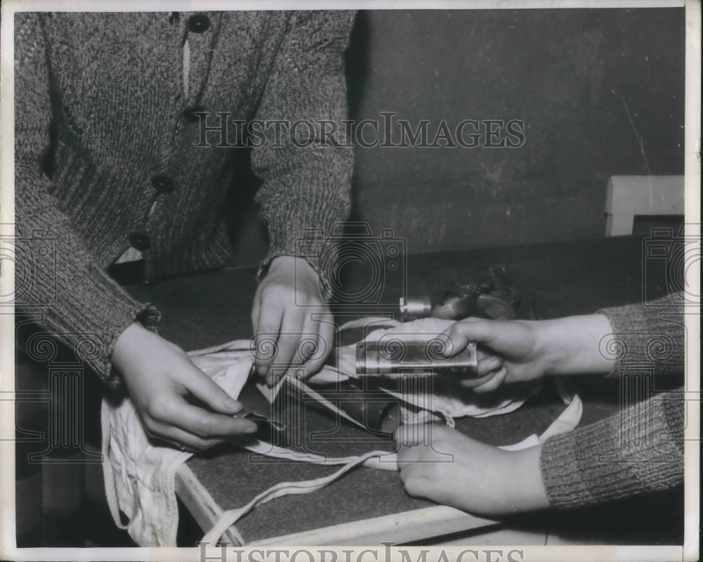 1950 Press Photo Frau & Christa stuff scraps of valuable metal to Iron Brassier