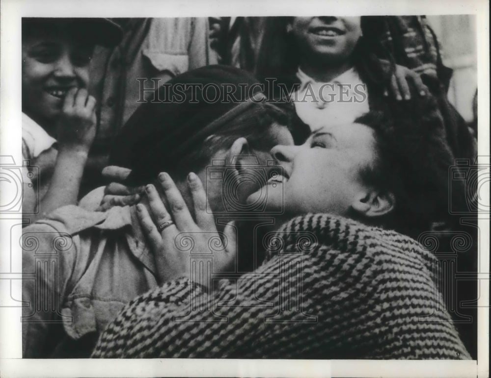1943 Media Photo Tunis Woman Welcomes British Soldier into City