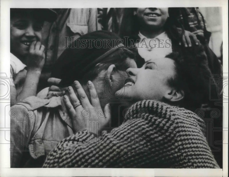 Load image into Gallery viewer, 1943 Media Photo Tunis Woman Welcomes British Soldier into City
