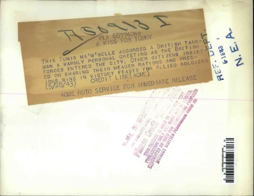 1943 Media Photo Tunis Woman Welcomes British Soldier into City