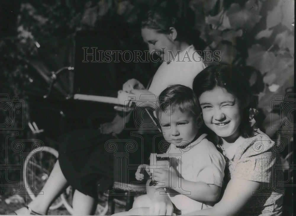1941 Press Photo Lilia & Yvegene Ninigradova at Soviet school in Britain