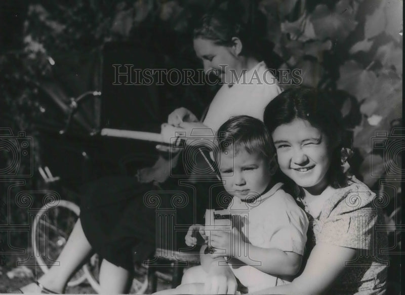 Load image into Gallery viewer, 1941 Press Photo Lilia &amp; Yvegene Ninigradova at Soviet school in Britain
