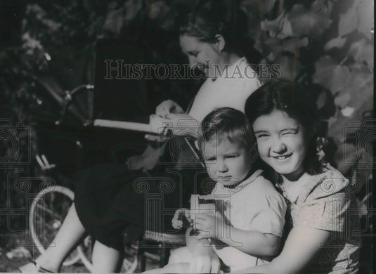 1941 Press Photo Lilia & Yvegene Ninigradova at Soviet school in Britain