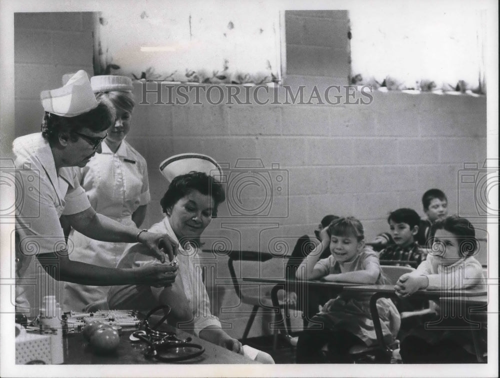 1967 Press Photo Student nurse Marg Mathes & Mrs Eve Knoedler, Mary Acker in a c