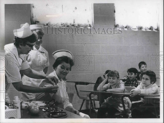 1967 Press Photo Student nurse Marg Mathes & Mrs Eve Knoedler, Mary Acker in a c