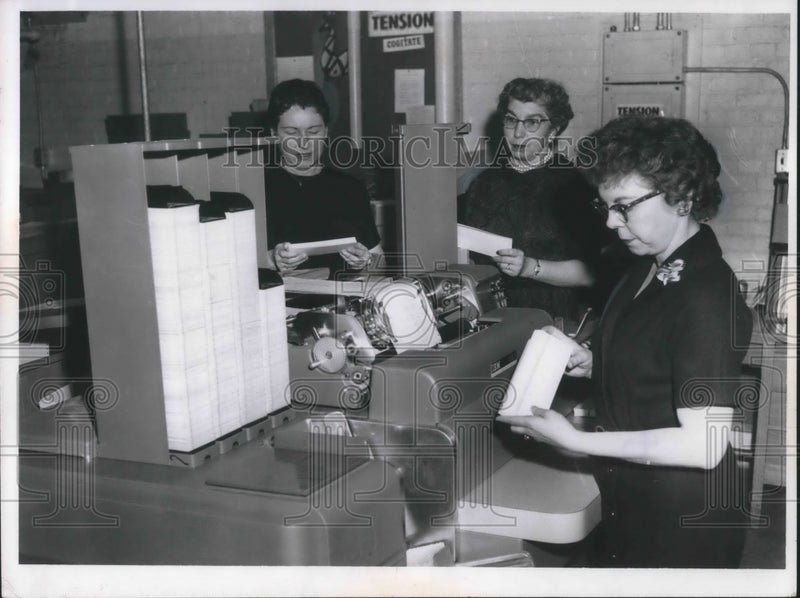 Load image into Gallery viewer, 1962 Press Photo Eleanor Tatter, Dot Sheets, A Tomaszewski at Thoreau Park scho
