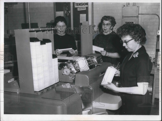 1962 Press Photo Eleanor Tatter, Dot Sheets, A Tomaszewski at Thoreau Park scho