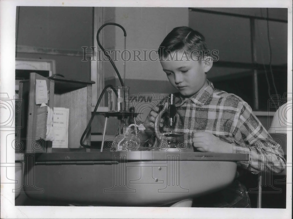 1956 Press Photo Jack Mumford in class at Parma, Ohio Ridgewood School