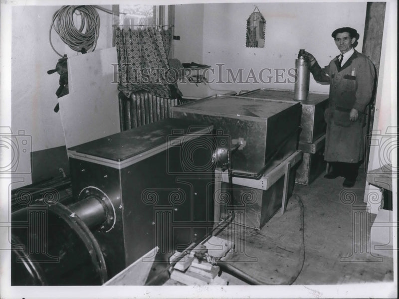 Load image into Gallery viewer, 1966 Press Photo Eugene B. Pal with Air Purifier He Invented
