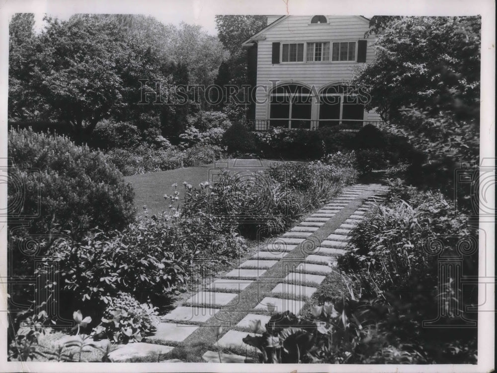 1952 Press Photo Garden of Dr. R.M. Stecher in Lakewood, Ohio