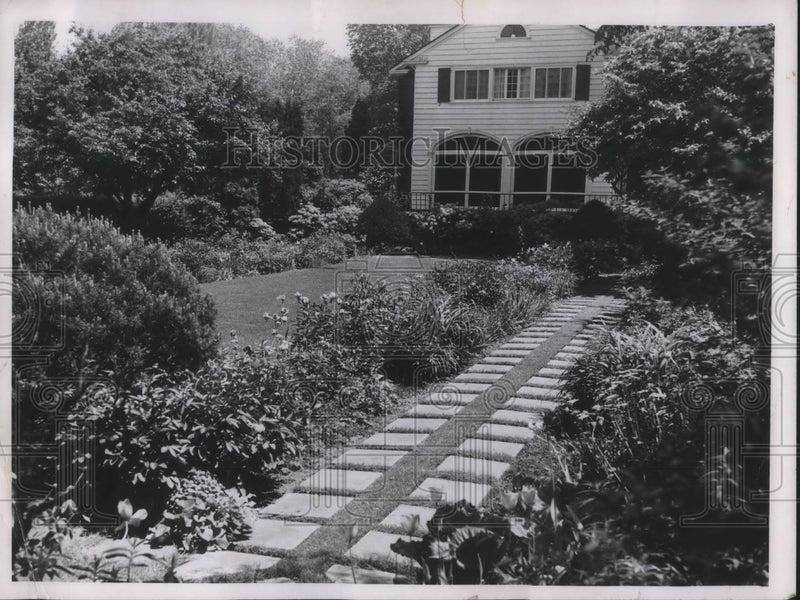 Load image into Gallery viewer, 1952 Press Photo Garden of Dr. R.M. Stecher in Lakewood, Ohio
