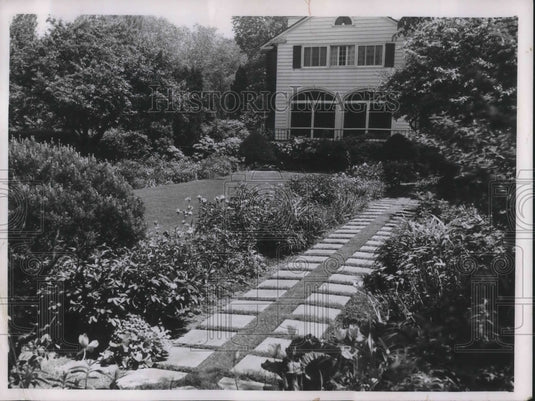 1952 Press Photo Garden of Dr. R.M. Stecher in Lakewood, Ohio